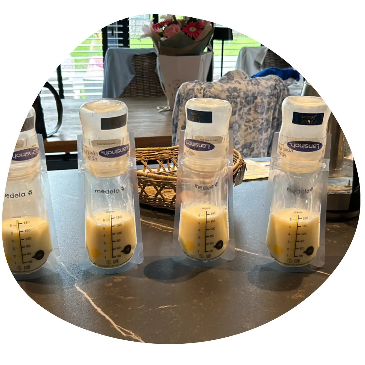 Flesjes moedermelk op een tafel